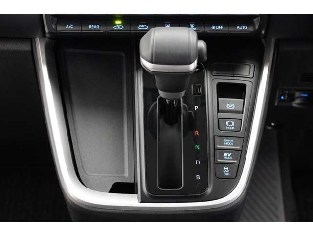 EVモードは電気モーターのみを使って走行するモードです。深夜の住宅街、屋内駐車場でエンジン騒音や排気ガスを気にすることなく走行できます。