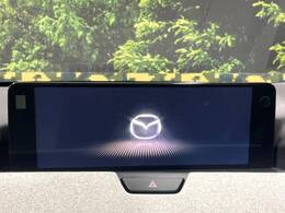 【12.3インチマツダコネクト】車内の雰囲気にマッチした大型ディスプレイ。スマホ接続でのナビ使用やBluetooth再生等、様々な機能が楽しめます。直感的なダイヤル操作が可能で、使い勝手も良好です。