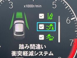 【ホンダセンシング】走行中に前方の車両等を認識し、衝突しそうな時は警報とブレーキで衝突回避と被害軽減をアシスト。より安全にドライブをお楽しみいただけます。