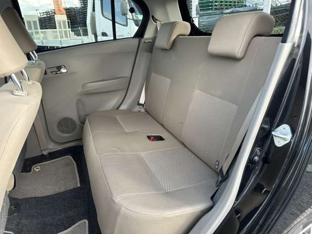 セカンドシート☆☆　広々とした2列目シートは居住性が高く、居心地も快適！友達や家族とのお出かけにぴったりです。ベビーシートやチャイルドシート使用時も快適にお過ごしいただける十分な空間を確保しています！