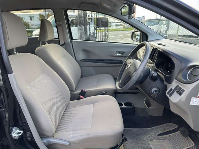 フロントシート☆　まずは運転席ですがゆったり広々空間で、視認性も操作性も良い1台です（＾＿-）-☆助手席には収納数も多く容量もしっかり確保されています（＾＾）運転席、助手席共に綺麗に保たれています☆