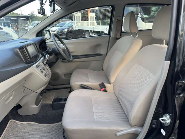 フロントシート☆　まずは運転席ですがゆったり広々空間で、視認性も操作性も良い1台です（＾＿-）-☆助手席には収納数も多く容量もしっかり確保されています（＾＾）運転席、助手席共に綺麗に保たれています☆