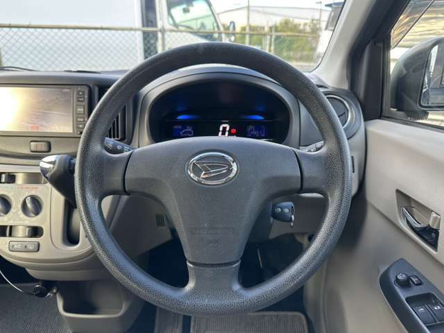 車で触れる機会の多いハンドル、クリーニング済みで綺麗ですよ！スタイリッシュで洗練されたハンドル周り。実際に乗ってみたいと思いませんか？