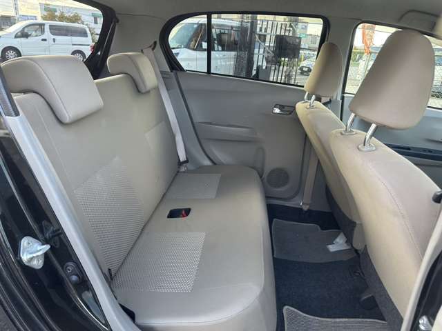 セカンドシート☆☆　広々とした2列目シートは居住性が高く、居心地も快適！友達や家族とのお出かけにぴったりです。ベビーシートやチャイルドシート使用時も快適にお過ごしいただける十分な空間を確保しています！