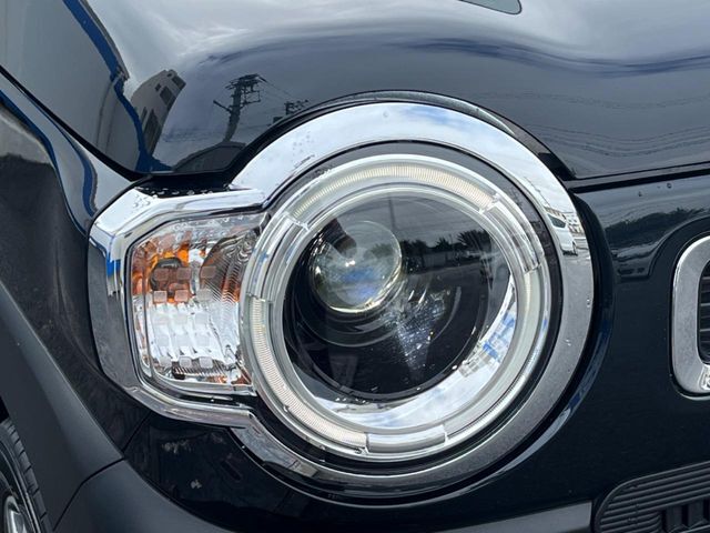 【LEDヘッドライト】悪天候や夜間走行時も良好な視界を確保し安心して運転できる高輝度LEDヘッドライトを装備！点灯速度が早く、消費電力も抑えられています。