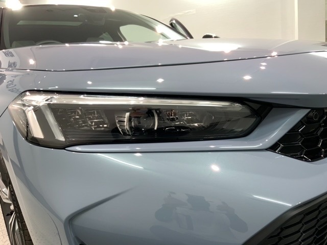 LEDヘッドライトは、点灯の瞬間から最大光量を発揮し、突然暗くなるトンネルなどでの安定感を高めます。