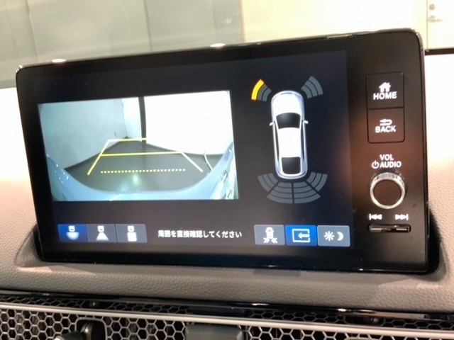 リバースギアに入れるだけで後方の表示へ切り替わります。夜間や雨の日の駐車も楽になりますよ。