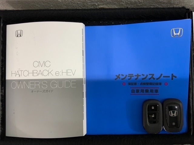 スマートキーは鍵をバッグに入れたままでもドアロックの開閉やエンジンのON・OFFができます。夜間や雨の日も鍵を探さなくて良いので便利です。