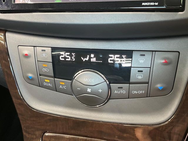 【オートエアコン】一度お好みの温度に設定すれば、車内の温度を検知し風量や温度を自動で調整。暑い…寒い…と何度もスイッチ操作をする必要はありません。快適な車内空間には必須の機能ですね♪