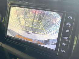 【バックカメラ】駐車時に後方がリアルタイム映像で確認できます。大型商業施設や立体駐車場での駐車時や、夜間のバック時に大活躍！運転スキルに関わらず、今や必須となった装備のひとつです！