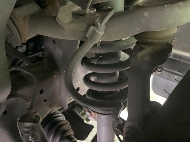 お車を安心してお乗りいただく為には、足回りの定期点検が欠かせません。サービスサポート（有償保証）では無料点検もご提供しており、安心のカーライフをお過ごしいただけるサポート体制が整っています。