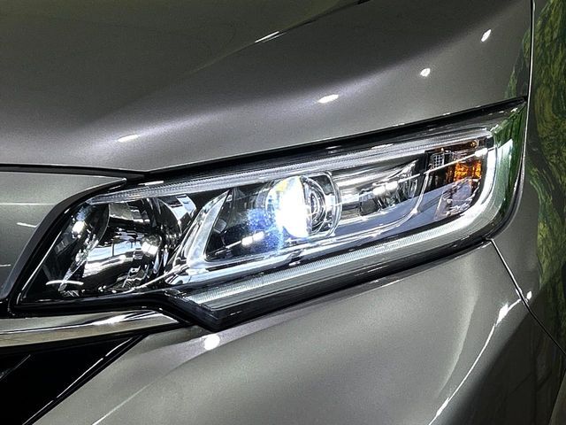 【LEDヘッドライト】悪天候や夜間走行時も良好な視界を確保し安心して運転できる高輝度LEDヘッドライトを装備！点灯速度が早く、消費電力も抑えられています。