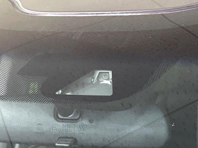 【ホンダセンシング】走行中に前方の車両等を認識し、衝突しそうな時は警報とブレーキで衝突回避と被害軽減をアシスト。より安全にドライブをお楽しみいただけます。