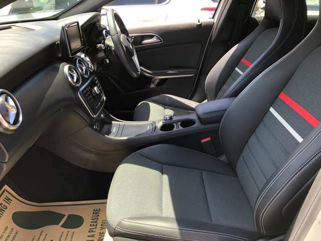 運転席シート廻りは使用感も少なく、良好な状態となっています。前オーナー様が丁寧に使っていたことがよくわかります♪