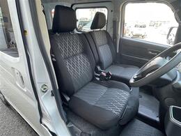 前席、目立つシミ汚れも少なく良好な状態になっております。