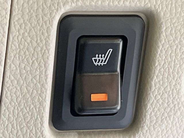 【シートヒーター】寒い日に重宝するシートヒーター！エアコンより早く温まってくれるので寒がりの人も安心ですね♪エアコンの温風は乾燥するから苦手、という方にもをおすすめです。