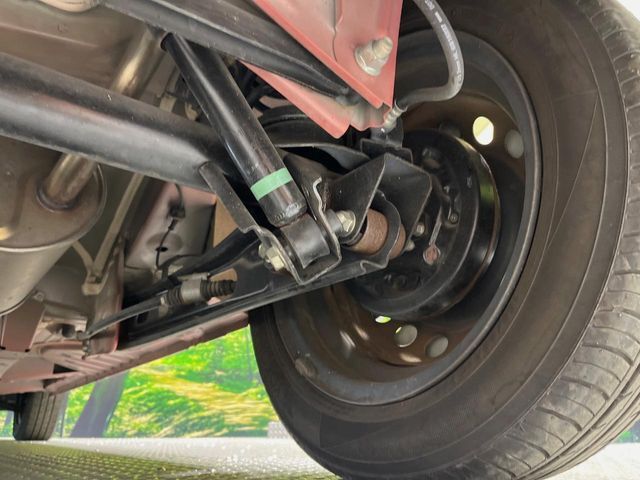 お車を安心してお乗りいただく為には、足回りの定期点検が欠かせません。サービスサポート（有償保証）では無料点検もご提供しており、安心のカーライフをお過ごしいただけるサポート体制が整っています。