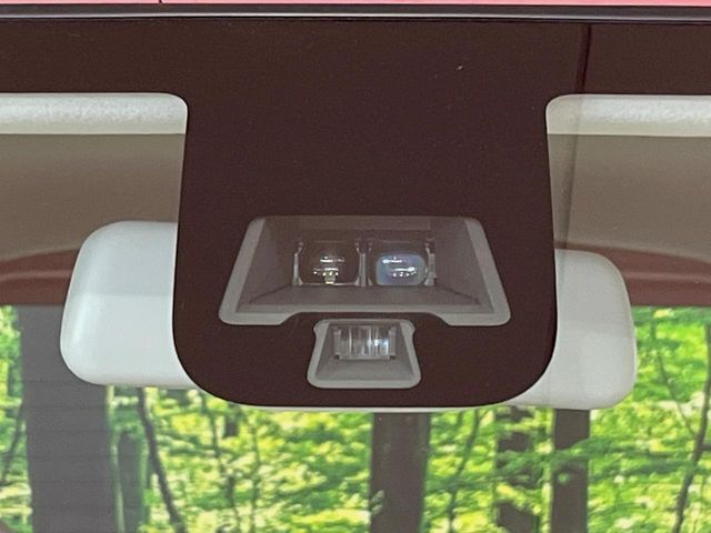 【三菱e-Assist】走行中に前方の車両等を認識し、衝突しそうな時は警報とブレーキで衝突回避と被害軽減をアシスト。より安全にドライブをお楽しみいただけます。