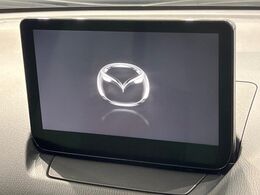 【8インチマツダコネクト】車内の雰囲気にマッチした大型のディスプレイ。スマホ接続でのナビ使用やBluetooth再生等、様々な機能が楽しめます。直感的なダイヤル操作が可能で、使い勝手も良好です。