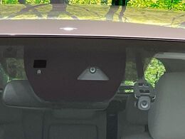 【スマートブレーキサポート】走行中に前方の車両等を認識し、衝突しそうな時は警報とブレーキで衝突回避と被害軽減をアシスト。より安全にドライブをお楽しみいただけます。