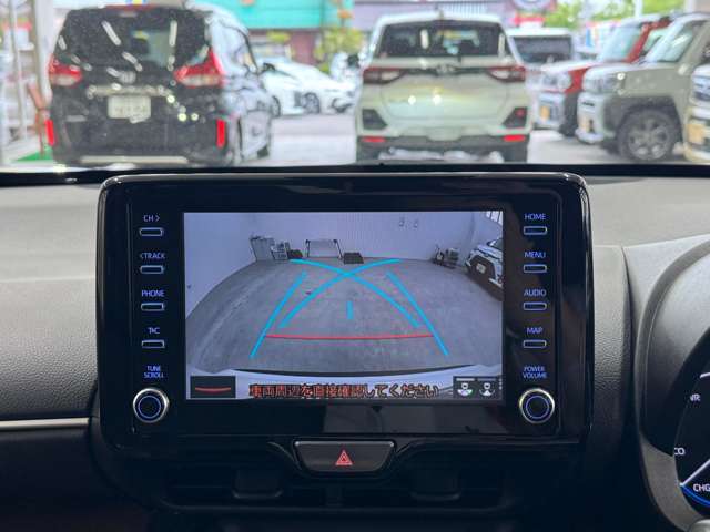 雨が降ってもゆったりと車選びができる屋内展示場完備！じっくりご覧になれます☆