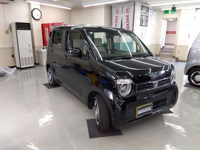 ■札幌ホンダ南郷店は室内ショールーム完備■悪天候や夜間のご来店の際も明るいショールーム内でゆっくりお車をご覧いただけます！事前にご連絡頂けますとスムーズにご案内できます