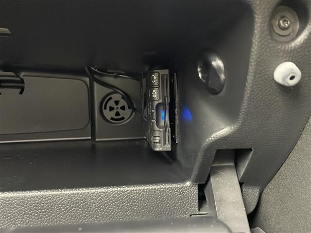 【ETC】有料道路を利用する際に料金所で停止することなく通過できる、ETC車載器（ノンストップ自動料金収受システム機器）が装備されています。セットアップを行うことで利用可能になります。