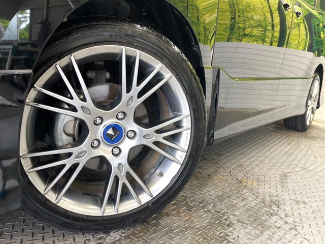 【18インチモデリスタ製アルミホイール】外観にマッチしたアルミホイールを装着しております。各種アルミホイールや、スタッドレスタイヤも取扱いしております。是非ご相談ください♪