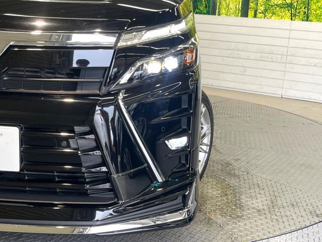 【LEDヘッドライト】悪天候や夜間走行時も良好な視界を確保し安心して運転できる高輝度LEDヘッドライトを装備！点灯速度が早く、消費電力も抑えられています。