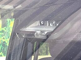【トヨタセーフティセンス】走行中に前方の車両等を認識し、衝突しそうな時は警報とブレーキで衝突回避と被害軽減をアシスト。より安全にドライブをお楽しみいただけます。