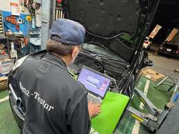 納車前に法定点検を実施します。また法定点検の項目には無いコンピューター診断やオーディオ等電装部品の点検も併せて実施します。点検時にはエンジンオイル・オイルエレメント交換工賃ウォッシャー液補充を無料