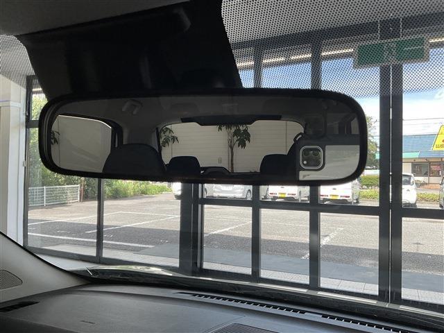 シンプルなミラーです。後席も見易いのが特徴です。