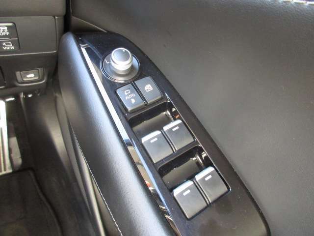 ドアミラーもAUTOで格納とっても便利です☆全席オートパワーウインドーになっております☆