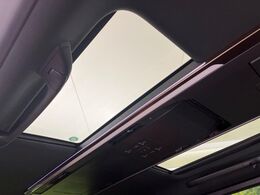 【左右独立ムーンルーフ】2列目左右席にそれぞれ配置されたガラスルーフ！日差しに合わせて片側だけシェードを閉めることも可能です！