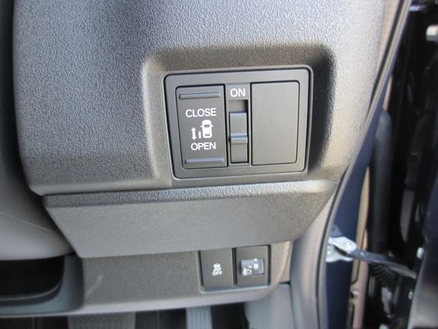 車内スイッチで電動スライドドアを操作可能です！（左側のみです）