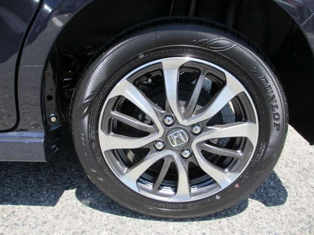 カスタム専用デザインホイールです。タイヤサイズは155/65R14です。4穴です。