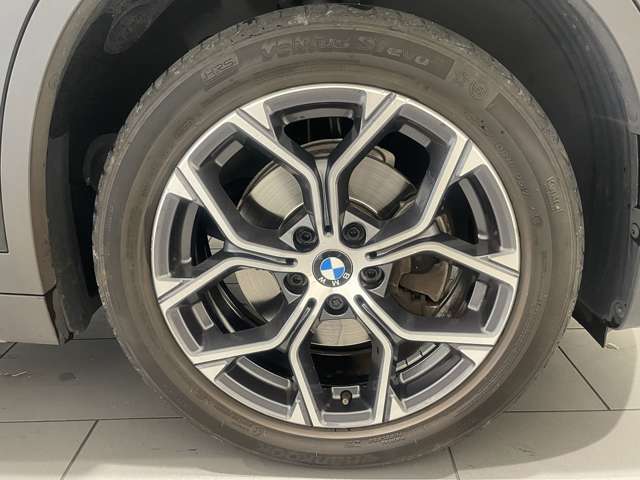 サービスにはドイツ本国と同様に教育と訓練を受け、BMWを知り尽くした「マイスター」が数多く在籍しております。360度による納車前点検整備で、お客様に安心と安全をお届けいたします。