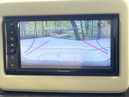 【バックカメラ】駐車時に後方がリアルタイム映像で確認できます。大型商業施設や立体駐車場での駐車時や、夜間のバック時に大活躍！運転スキルに関わらず、今や必須となった装備のひとつです！