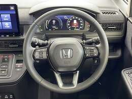 【ステアリング】軽い力で扱いやすいハンドルです。目立つ傷やスレなどなく綺麗な状態です！除菌プランいれていただくとさらに快適に！清潔なお車はお子様にも安心ですね！