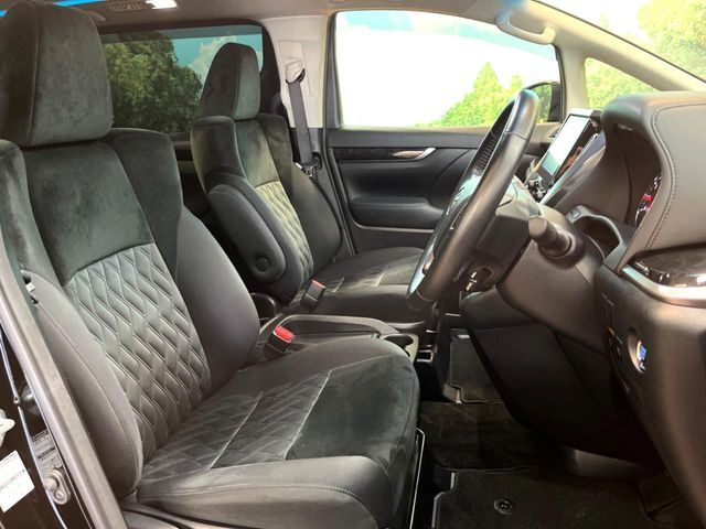 運転席まわりには十分なスペースがあり、大柄な方でもゆったり運転していただける環境です。