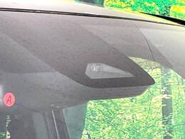 【トヨタセーフティセンス】走行中に前方の車両等を認識し、衝突しそうな時は警報とブレーキで衝突回避と被害軽減をアシスト。より安全にドライブをお楽しみいただけます。