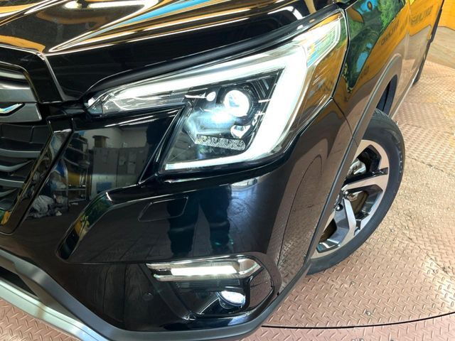 【LEDヘッドライト】悪天候や夜間走行時も良好な視界を確保し安心して運転できる高輝度LEDヘッドライトを装備！点灯速度が早く、消費電力も抑えられています。