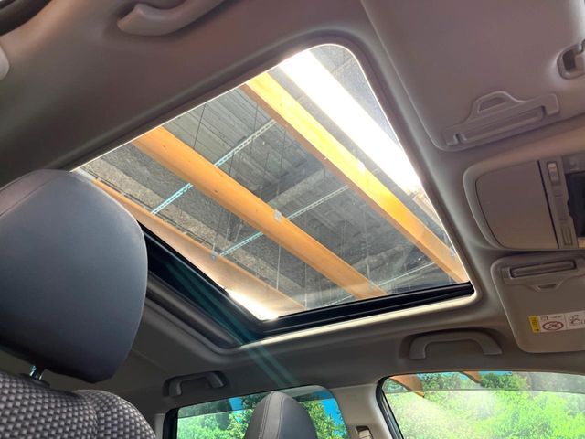 【大型サンルーフ】車内の解放感が一気に上がる大型のパノラマルーフ！季節を問わず開放的で快適なドライブをお楽しみいただけます。流通量も少なく希少価値の高い人気の装備です♪