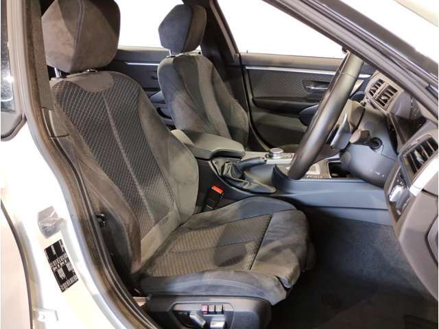 【コックピットシート】BMW車の主役席。車体中央にくる様に配置し車両重心とが一致する事でドライバーと車との一体感あるドライビングを実現。人間工学に基づき形成した形状が長時間のドライブ疲労も軽減します！