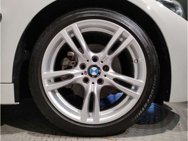 【BMWアロイホイル】軽量かつ強度に拘ったアロイホイル。走行性能ポテンシャルを引き出す設計。車の足元を引き締めてくれる大きなポイントはアロイホイルです。