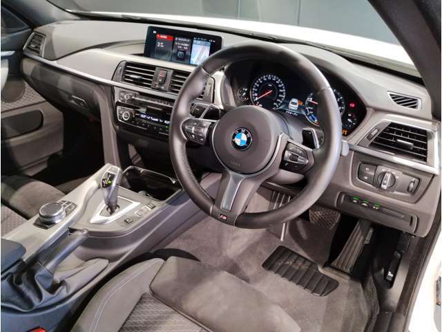 ☆センターパネルを運転席側に僅かに傾けたBMW独特のインパネ☆【駆け抜ける歓び】はここからもスタートしております☆