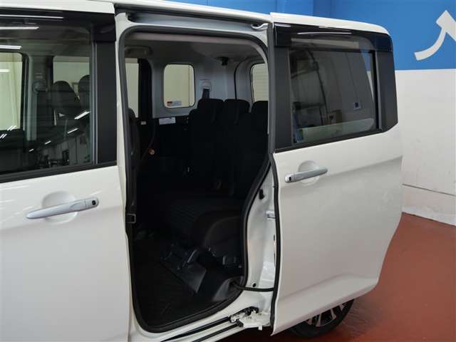 パワースライドドアで乗り降りスムーズ！！力の弱い女性やお子様でも開閉ラクラクです♪♪