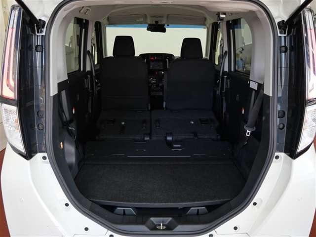 後席をパタンと倒すと収納力がアップ！！急な荷物にもすぐ対応できますよ☆