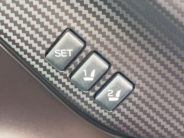 【メモリー機能付きパワーシート】ドライバーごとに設定したシート位置を記憶して、ボタン一つで切り替えできる便利な機能！運転する方が複数名いらっしゃるご家庭におすすめです♪