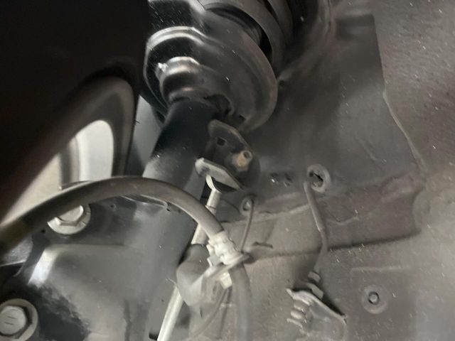 お車を安心してお乗りいただく為には、足回りの定期点検が欠かせません。サービスサポート（有償保証）では無料点検もご提供しており、安心のカーライフをお過ごしいただけるサポート体制が整っています。